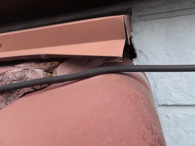 雨押え板金の端部が変形